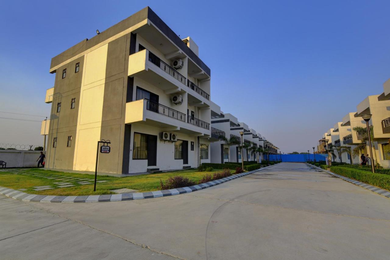 Country Inn Hotels & Resorts Vrindavan Ngoại thất bức ảnh
