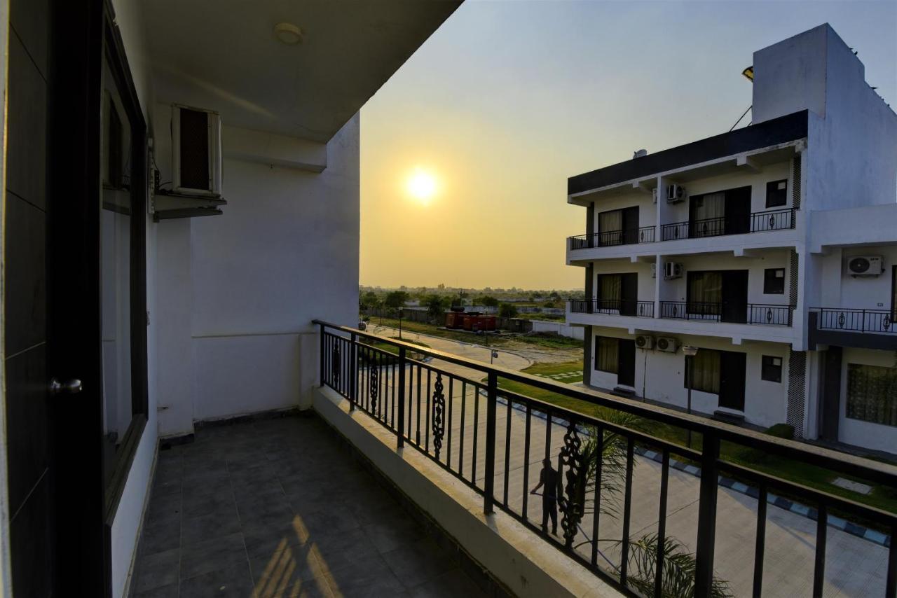 Country Inn Hotels & Resorts Vrindavan Ngoại thất bức ảnh
