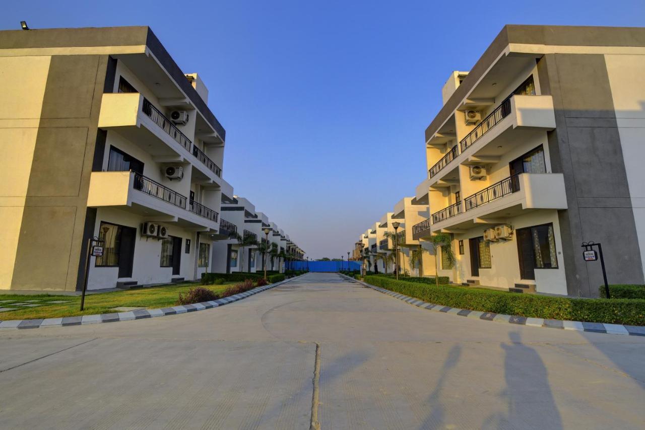 Country Inn Hotels & Resorts Vrindavan Ngoại thất bức ảnh