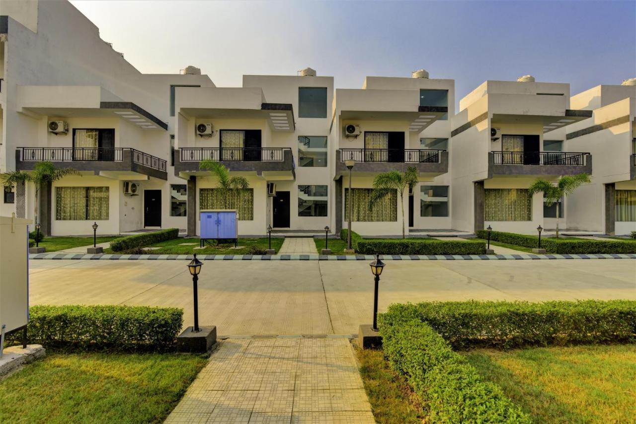 Country Inn Hotels & Resorts Vrindavan Ngoại thất bức ảnh